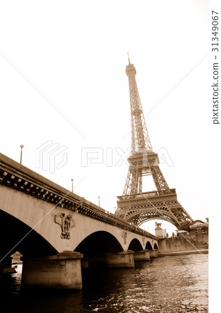 塞納河上的耶拿大橋和埃菲爾鐵塔[棕褐色] 31349067