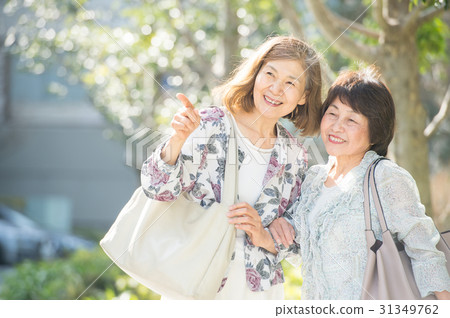 Two senior women with a smile 31349762