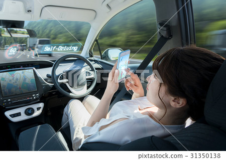 A woman riding in an automatic driving car 31350138