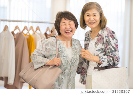 Senior woman enjoying shopping 31350307