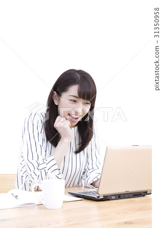 Young women desk work 31350958