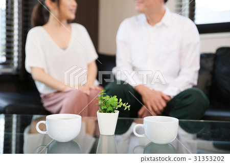 男人和女人在喝咖啡時說話 男人和女人在喝咖啡時說話 31353202