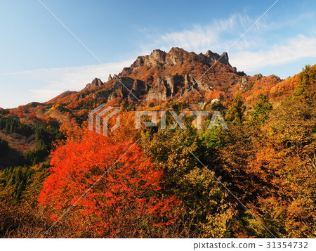 Mt. Mogoyama in autumnal leaves 31354732
