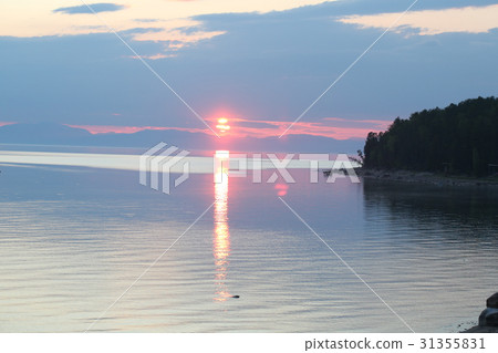 The great lake Baikal at sunset, Russia 31355831