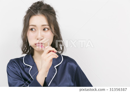 Women in pajamas brushing teeth 31356387