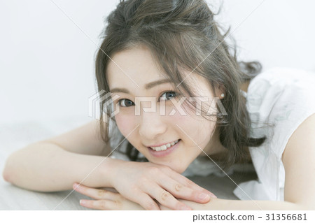 穿著睡衣的女人 穿著睡衣的女人 31356681