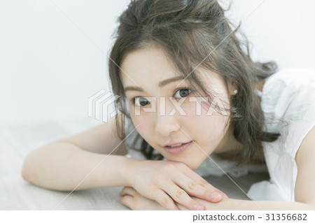 Women in pajamas Women in pajamas 31356682