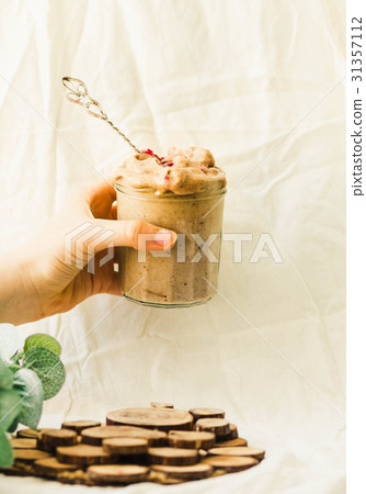 Melts ice cream with raspberries in a glass jar. 31357112