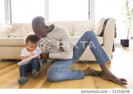 Afro-american father with little daughter at home 31358246