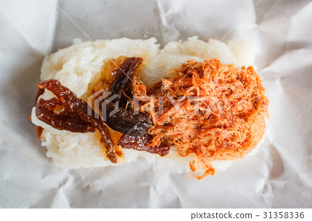 圖庫照片: sweet shredded pork on top sticky rice.