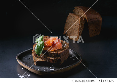 Rye bread with smoked salmon 31358480