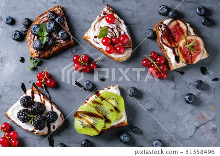 Dessert sandwiches with berries 31358496