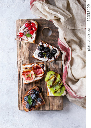 Dessert sandwiches with berries 31358499