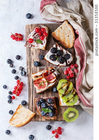 Dessert sandwiches with berries 31358500