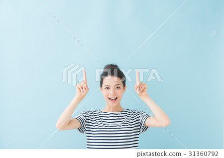 Women in their twenties (blue background) 31360792