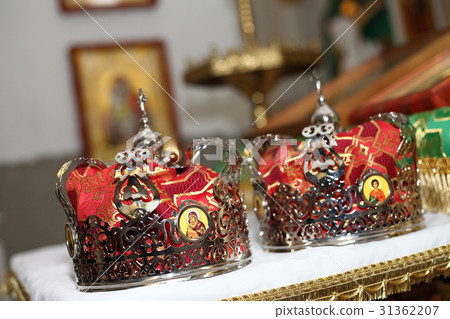 two crowns for wedding 31362207