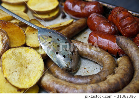 fried potatoes and sausages 31362380