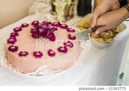 Bride and Groom marriage Cutting the Wedding Cake 31363773
