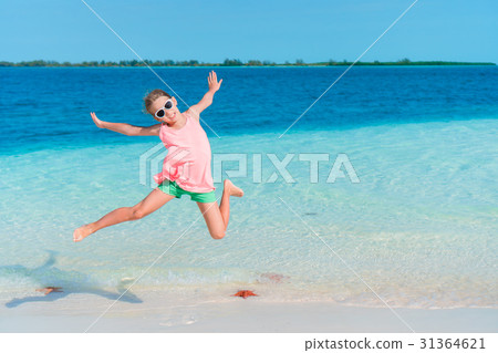 Adorable little girl having fun on the beach full 31364621