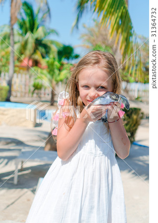 Adorable little girl with a small turtle in her Adorable little girl with a small turtle in her 31364732