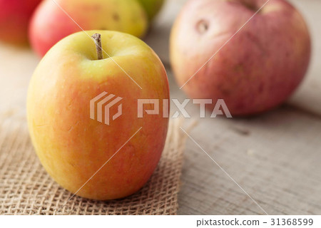 apples on wooden 31368599