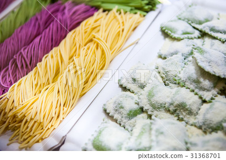 Various mix of fresh italian homemade pasta 31368701