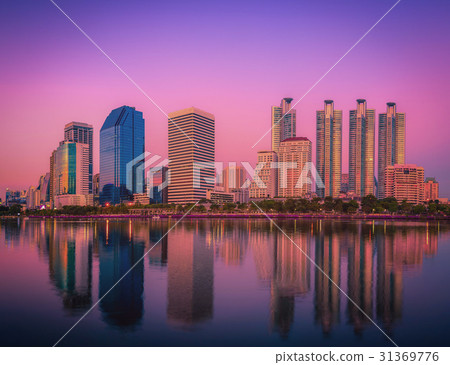 Cityscape image of  Benchakitti Park at sunset 31369776