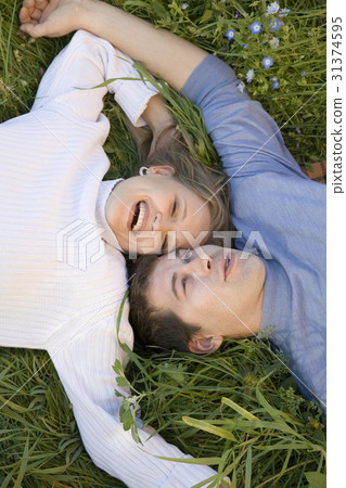 Young pair of sweethearts 31374595