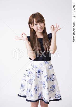 Girls both hands ok 31375280