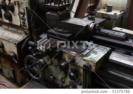 一家鎮工廠的圖像有一台減速火箭的車床的 一家鎮工廠的圖像有一台減速火箭的車床的 31375786