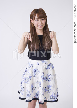 雙手指向的女孩 31376263