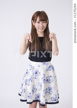 Girls with both hands pointing 31376264