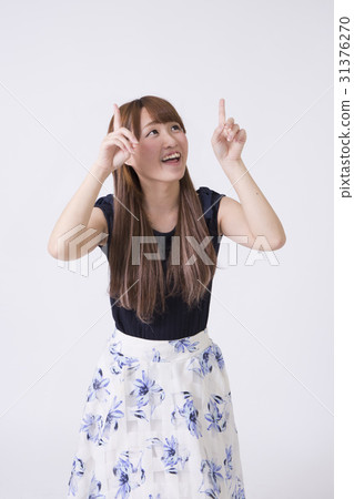 雙手指向的女孩 31376270