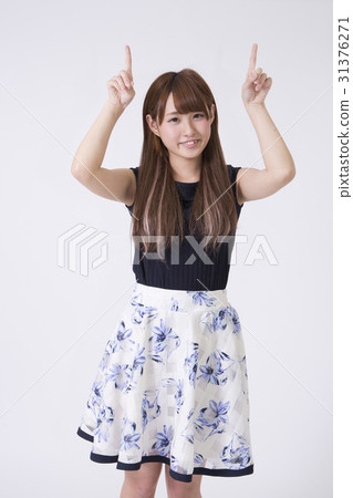 Girls with both hands pointing 31376271