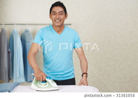 Ironing clothes 31381058