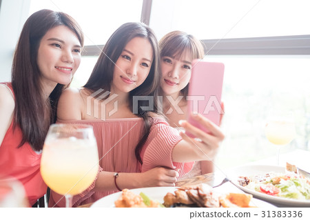 woman dine in restaurant 31383336