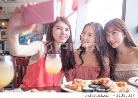 woman dine in restaurant 31383337