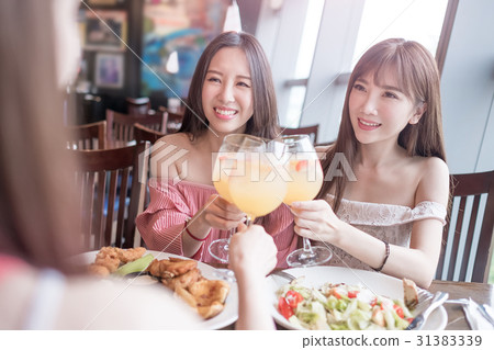 women dine in restaurant 31383339