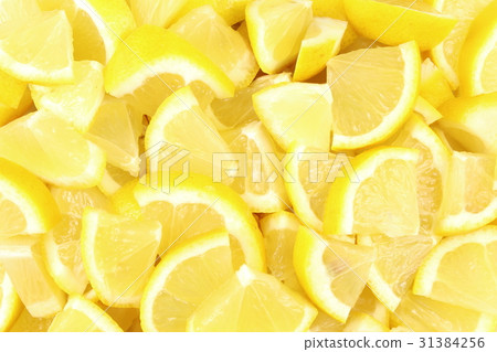 pieces of fresh lemon fruits closeup 31384256