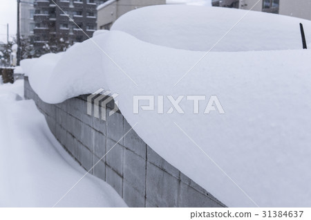 Snow lying on the wall Snow lying on the wall 31384637