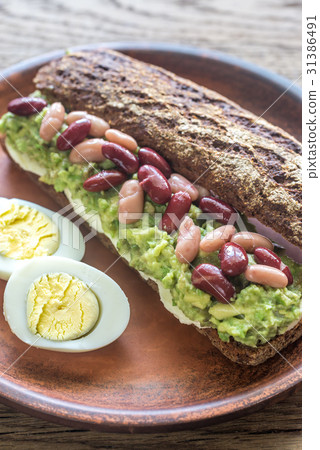 Sandwich with smashed avocado and kidney beans Sandwich with smashed avocado and kidney beans 31386491