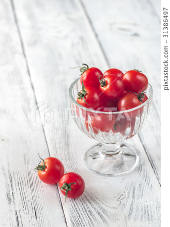 Glass bowl of cherry tomatoes 31386497
