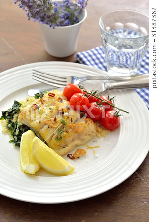 烤鱈魚（鱈魚），黃油與檸檬和大蒜調味與bourger小麥和菠菜炒 31387362
