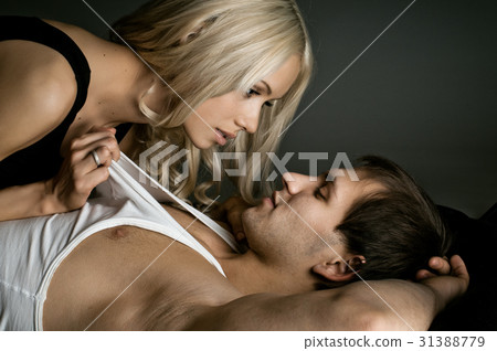 sexy couple 31388779