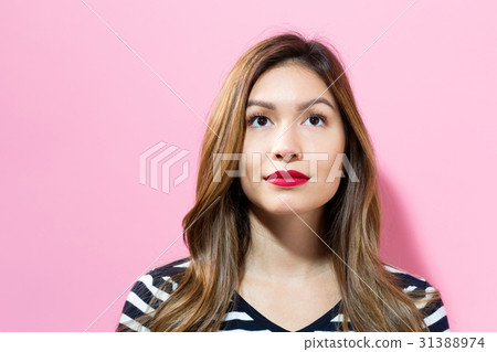Portrait of a young woman standing Portrait of a young woman standing 31388974