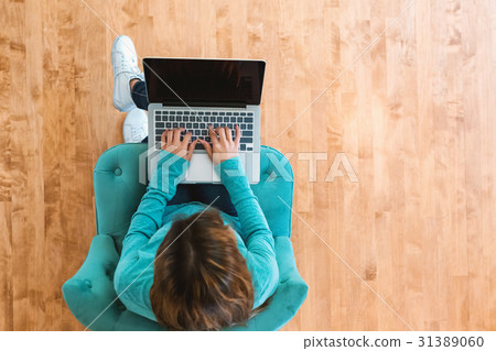 Young latina woman with a laptop 31389060
