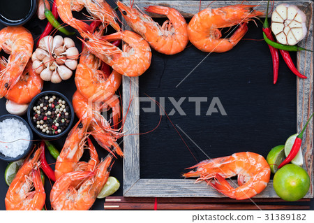 Perfect cooked prawns shrimps with herbs, spices Perfect cooked prawns shrimps with herbs, spices 31389182