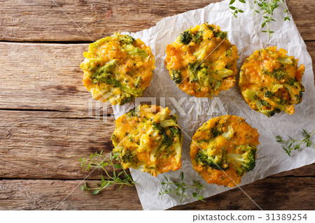 Broccoli Muffins with cheddar cheese and thyme 31389254