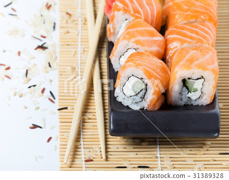 Salmon sushi rolls 31389328
