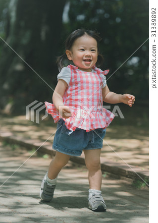 younger, girl, run 31389892